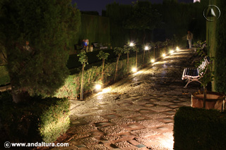 Suelo empedrado en los Jardines del Generalife en la visita nocturna al Palacio del Generalife