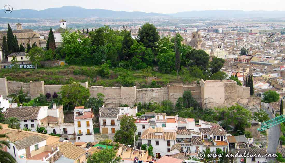 Puerta Monaita y Muralla zirí del Albaicín desde el Mirador de San Cristóbal - Granada