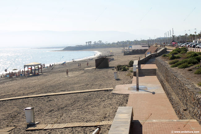 Accesos e infraestructuras de la Playa del Retamar - Guía de Playas de la capital de Almería