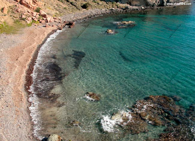 Aguas cristalinas en Cala Higuera - Guía de Playas de Nijar - Ruta de Senderismo por el Sendero Local SL A 103 Loma Pelada - Los Escullos - San José