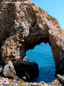 Arco Natural en la Cala del Pirulico - Guía de Playas de Mojácar