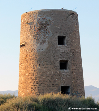 Atalaya del Perdigal o Torre Perdigal junto a la Playa El Perdigal. Guía del Litoral de la capital de Almería