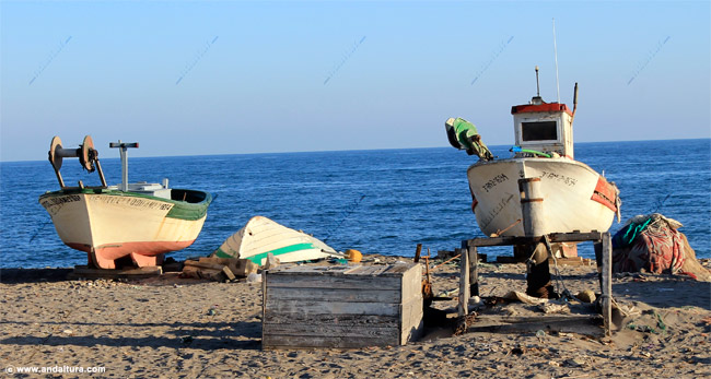 Barcas en la Playa El Perdigal o de Alquián