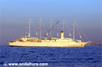 Barco - crucero Club Med 2 - entrando al Puerto de Almería