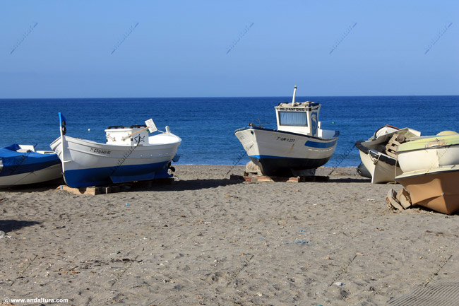 Barcos de la Playa de San Miguel - Guía de Playas de la capital de Almería y del Parque Natural Cabo de Gata - Níjar