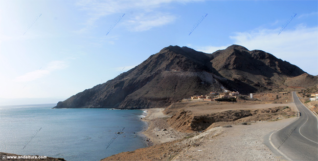 Playa del Corralete y Fondeadero del Cabo de Gata, al Fondo el Cerro de la Testa y de San Miguel