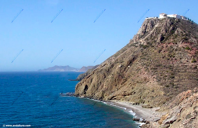 Cala del Pirulico y al fondo Mesa Roldán - Guía de Playas de Mojácar