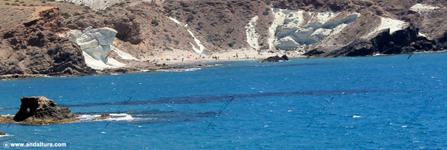 Piedra del Agujero y al fondo Cala Rajá desde Punta Baja - Ruta de Senderismo por el Cabo de Gata