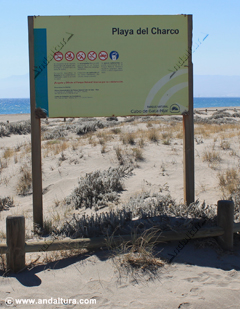 Cartel de la Playa del Charco - Guía de Playas de la capital de Almería y del Parque Natural del Cabo de Gata - Níjar