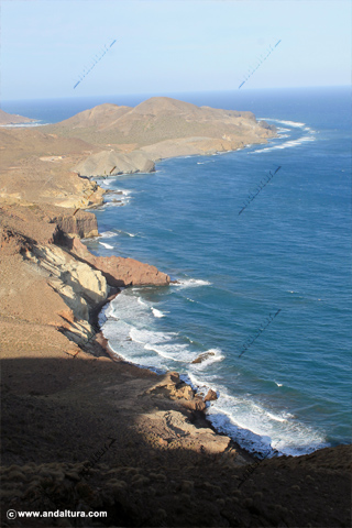 Acantilados y Calas de la Sierra del Cabo de Gata, al fondo el Cerro del Barronal