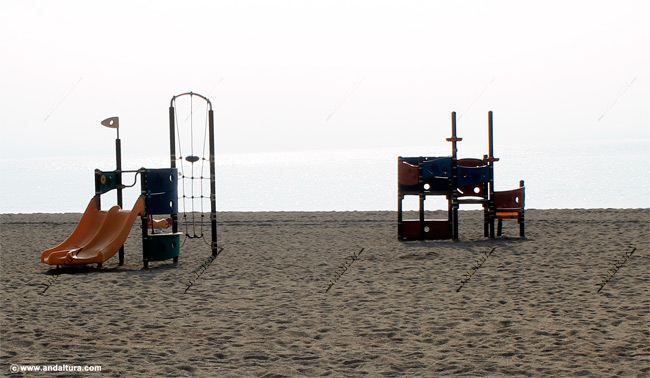 Columpios en la Playa de la Urbanización de Roquetas de Mar