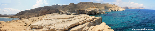 Dunas fósiles en la costa de Níijar y Castillo de San Ramón, al fondo la Sierra del Cabo de Gata - Parque Natural Cabo de Gata - Níjar
