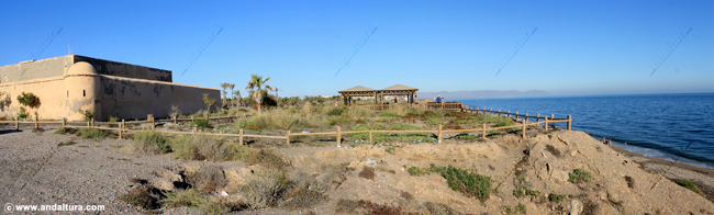 Cuartel de la Cruceta junto a la Playa El Toyo -Guía de Playas de la capital de Almería