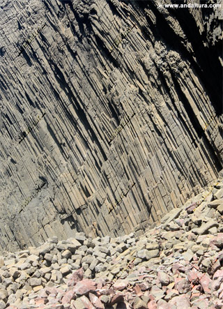 Basaltos adoquinados en Punta Baja - Ruta de Senderismo por los relieves singulares del Parque Natural Cabo de Gata - Níjar
