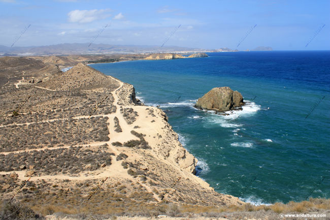 Ruta de Senderismo por Pulpí, Isla negra y al fondo la localidad de San Juan de los Terreros y detrás el Cocón de Cope en Águilas
