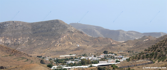 Las Hortichuelas, Cerro de la Molata y al fondo el Cerro y la Torre de los Lobos