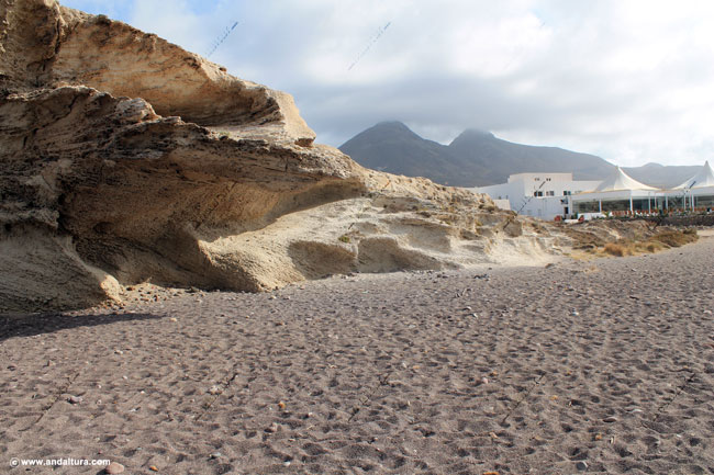 Dunas fósiles en la Playa del Arco, al fondo los Frailes