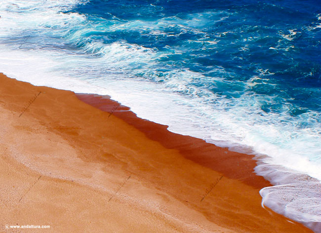 Contraste de colores en la Playa de las Salinicas - Guía de Playas de Carboneras y el Parque Natural Cabo de Gata - Níjar