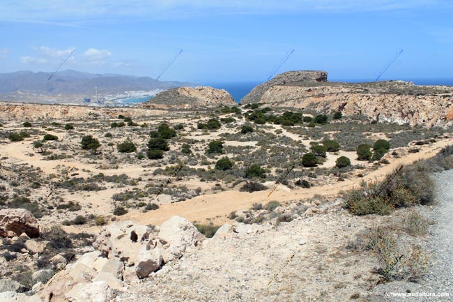 Mesa Roldán y Carboneras al fondo - Ruta de Senderismo por Carboneras y el Parque Natural Cabo de Gata - Níjar - Ruta por el SL-A 104- Mesa Roldán