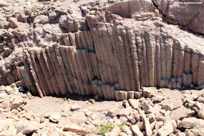 Muralla de basaltos en las proximidades de Punta Baja