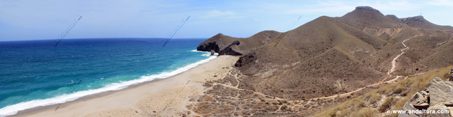 Panorámica de la Playa y la Punta de los Muertos - Parque Natural Cabo de Gata-Níjar en Carboneras