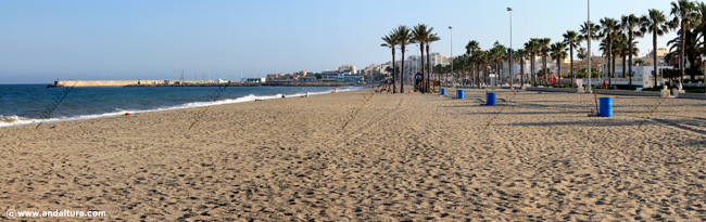 Playa de la Romanilla y al fondo la bocana del Puerto de Roquetas de Mar - Guía de playas de Roquetas de Mar
