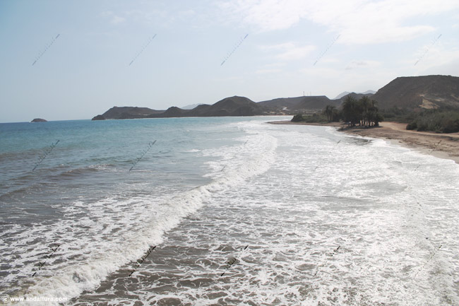 Playa de las Palmeras y Ensenada de los Taray, al fondo el Castillo y la Isla de San Juan de los Terreros - Guía de Playas de Pulpí