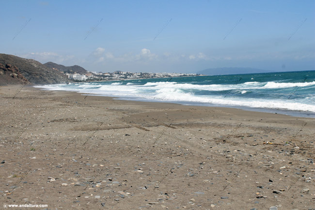 Playa de Macenas al fondo las urbanizaciones playeras de Mójacar, al fondo la Sierra Almagrera