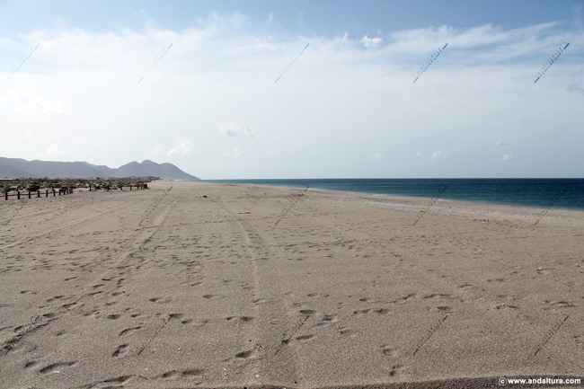 Playa del Charco y Sierra de Gata - Guía de Playas y Litoral del Cabo de Gata - Níjar