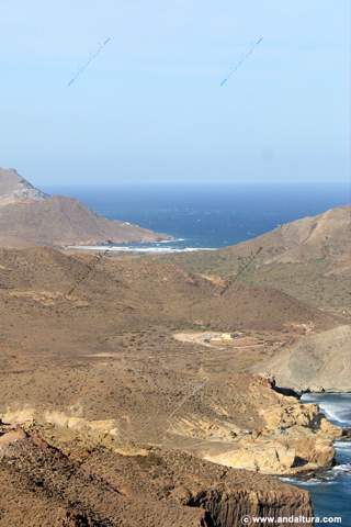 Línea costera desde Vela Blanca, al fondo la Playa de los Genoveses - Guía litoral de Níjar