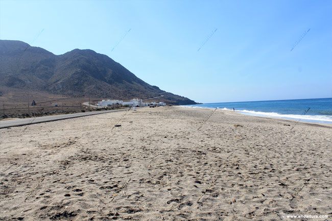 Playa de la Almadraba, al fondo La Fabriquilla y el Cerro de la Testa en la Sierra de Gata - Guía de Playas de la capital de Almería y del Parque Natural Cabo de Gata - Níjar