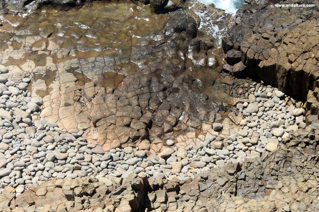 Relieve de los basaltos en las proximidades de Punta Baja - Guía del Litoral de Níjar