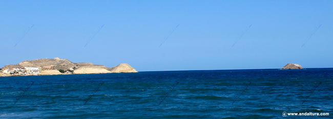 Punta El Cañon y Castillo de Terreros, en el mar mediterráneo la Isla de San Juan de Terreros - Monumento Natural de Andalucía - Guía de Playas de Pulpí