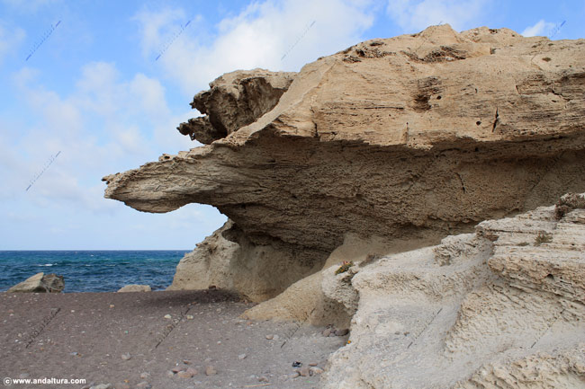 Formaciones de las dunas fósiles en la Playa del Arco