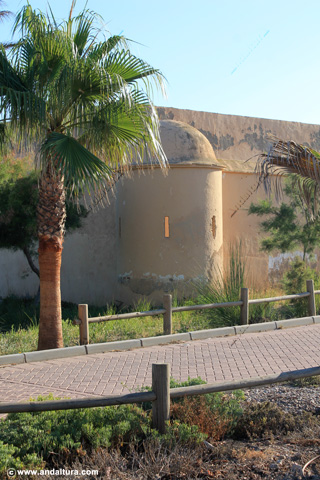 Torre del Cuartel de la Cruceta junto a la Playa El Toyo - Recorrido Eurovelo V8
