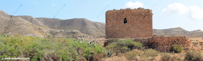 Castillo de Rodalquilar o Torre de los Alumbres en la Rambla del Playazo de Rodalquilar