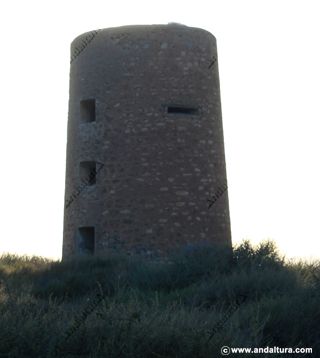 Atalaya del Perdigal o Torre Perdigal junto a la Playa El Perdigal. Guía del Litoral de la capital de Almería