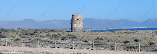 Torre García, Torregarcía o Torre de García, al fondo la Sierra de Gata - Ruta de Senderismo desde Almería al Arrecife de las Sirenas
