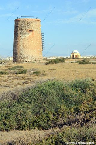Torre García y al fondo la Ermita de la Virgen del Mar en las proximidades de la Playa de Torregarcía