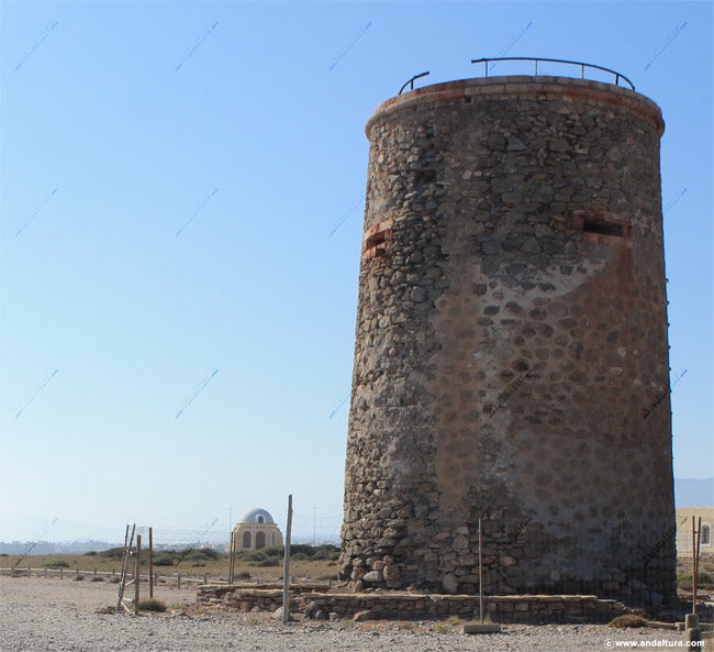 Torre García y al fondo la Ermita de la Virgen del Mar - Recorrido cicloturista Eurovelo V8