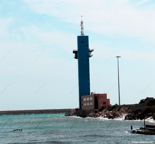 Torre de control del tráfico marítimo en el Muelle Levante del Puerto de Almería