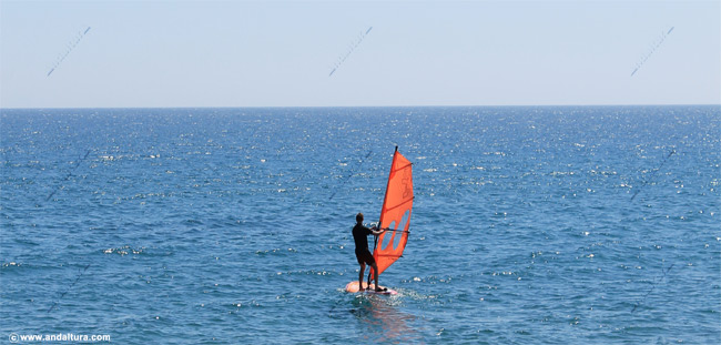 Windsurfing en la Playa de Levante de Almerimar - Guía de Playas de El Ejido