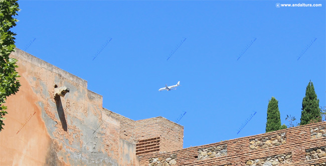 Avión aterrizando hacia el Aeropuerto Garcia Lorca.- Jaén sobrevolando la Torre de los Siete Suelos de la Alhambra
