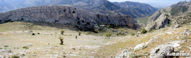 Ruta de senderismo por la Sierra de Castril descendiendo hacia el Barranco de la Osa