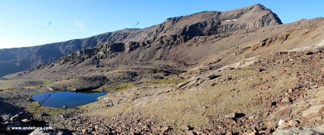 Lagunas de Sierra Nevada: Cuenca glaciar de las Calderetas y la Loma de los Acucaderos y al fondo la Loma de la Alcazaba