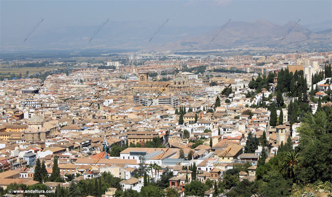Barrio del Realiejo, Catedral de Granada y Sierra Nevada desde las Rutas andando a la Alhambra y el Generalife