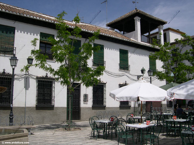 Terraza en una plaza del Albaycín