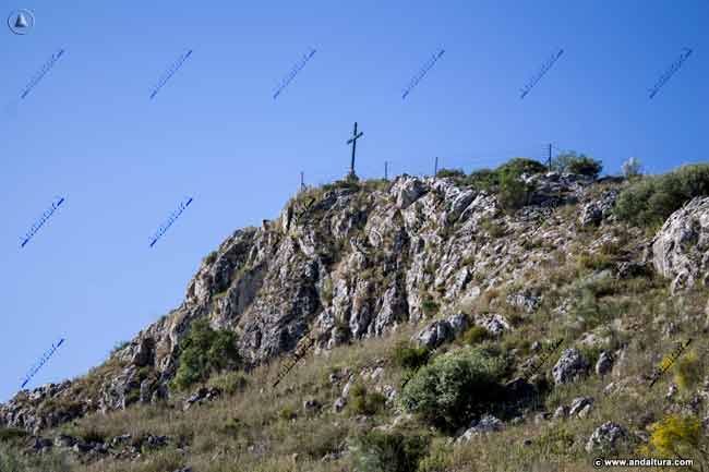 Cruz de la Camorra descendiendo a la localidad de Alameda - Sierra de la Camorra