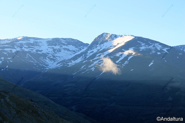 Amanecer sobre el Puntal de los Cuartos, Pico del Cuervo y Cerro del Mojón Alto