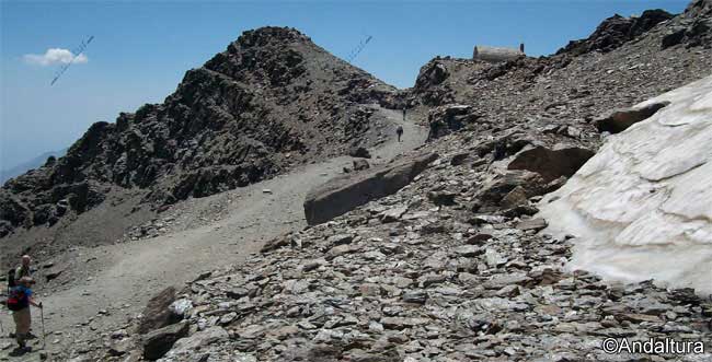 Montañeros llegando al Collado de la Carihuela: Puntal de Loma Púa y Refugio-vivac de la Carihuela